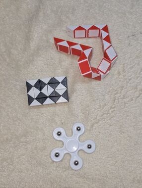 Lot of 3 Fidget ToysFidget spinner and 2 geometric snake